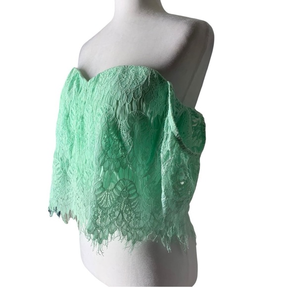 Lace Crop Top with Heart shaped Neckline Large Size - Picture 3 of 11